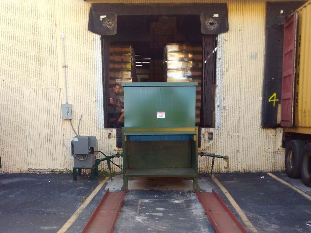 Stationary compactors and rolloff compaction containers