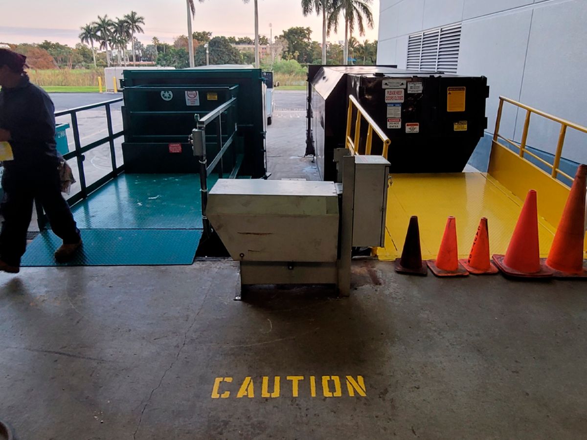 Stationary compactors and rolloff compaction containers